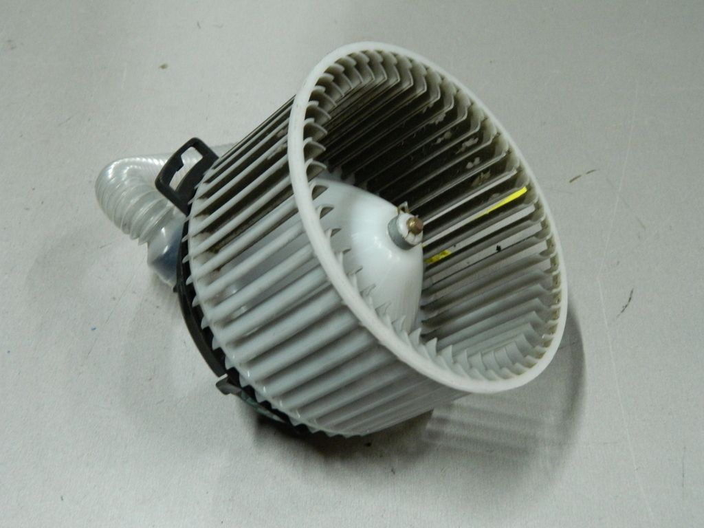 Мотор печки MAZDA AXELA BLEFW (Контрактный) 64492099